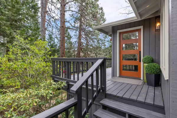 152 Strawberry LN Ashland, OR 97520