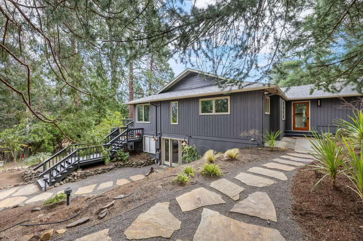 Ashland, OR 97520,152 Strawberry LN