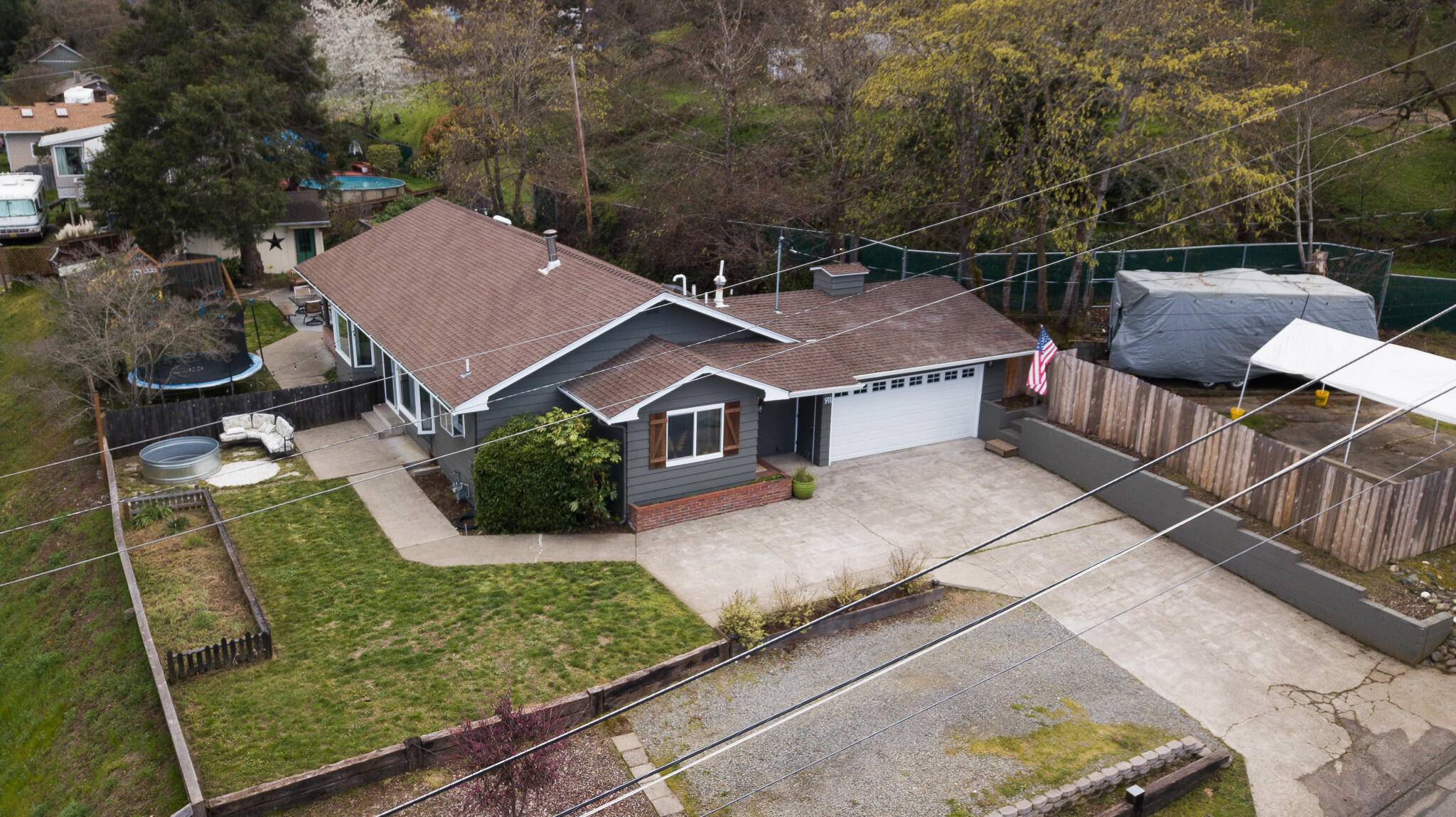 911 Starlite PL, Grants Pass, OR 97526