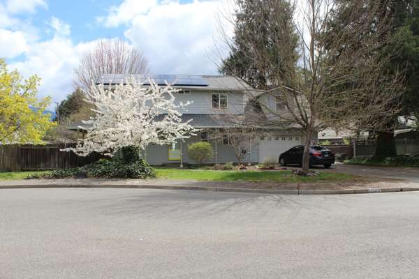 1075 Christie PL, Grants Pass, OR 97526