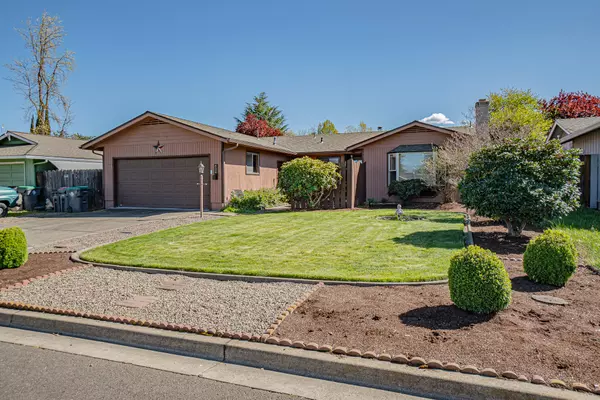 424 Coral CIR, Phoenix, OR 97535