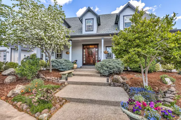 8 Falling Leaf LN, Eagle Point, OR 97524