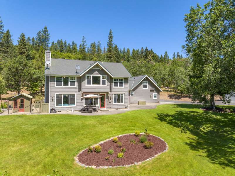 375 Mountain Paradise DR, Grants Pass, OR 97526