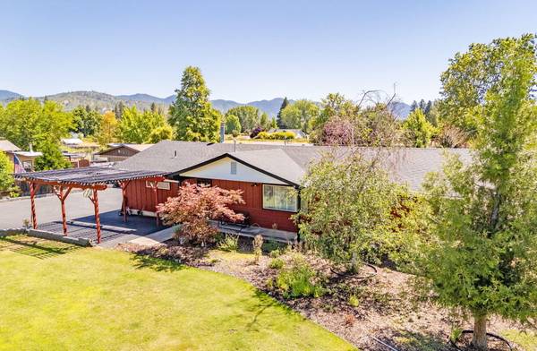 893 Coutant LN, Grants Pass, OR 97527