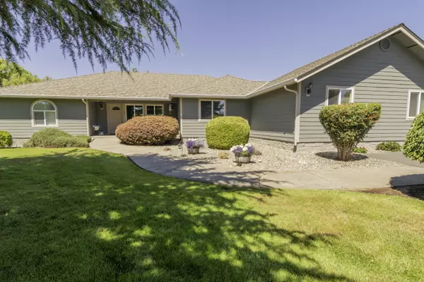 974 Felicia LN, Grants Pass, OR 97527