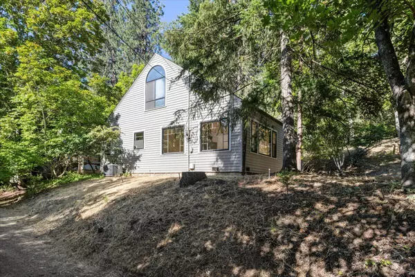 128 Strawberry LN, Ashland, OR 97520