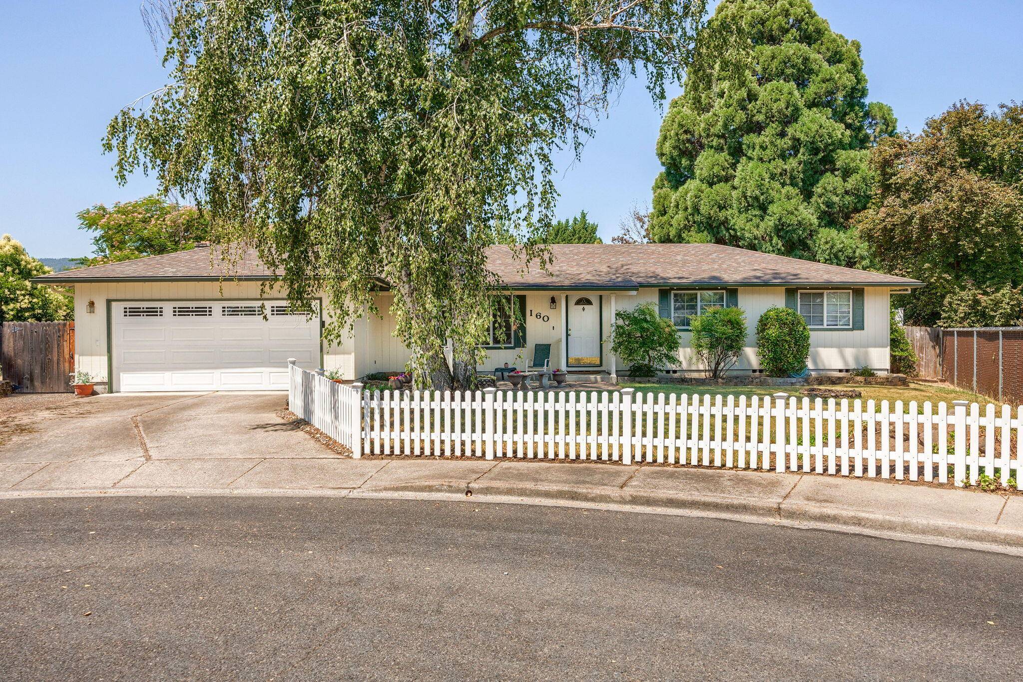 160 Centennial CIR, Central Point, OR 97502