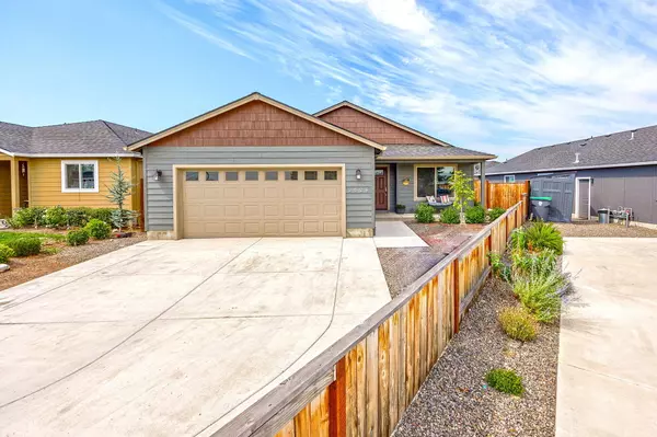 2829 Caster LN, Medford, OR 97501