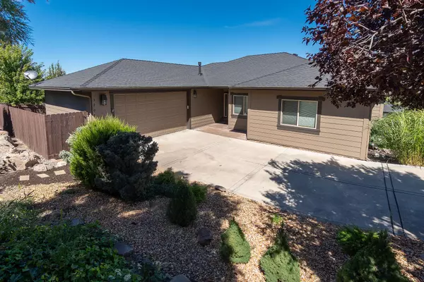 3209 Hillcrest DR, Redmond, OR 97756