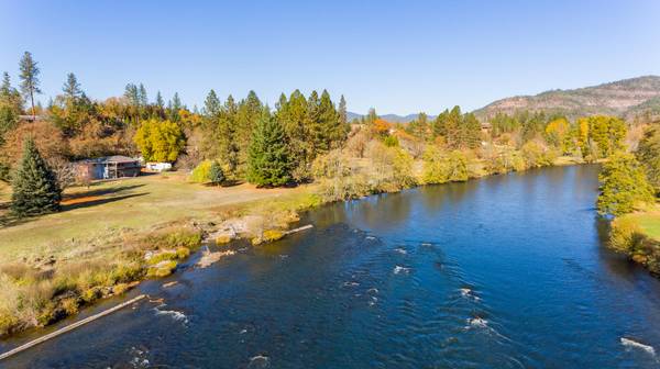 7266 Rogue River DR, Shady Cove, OR 97539