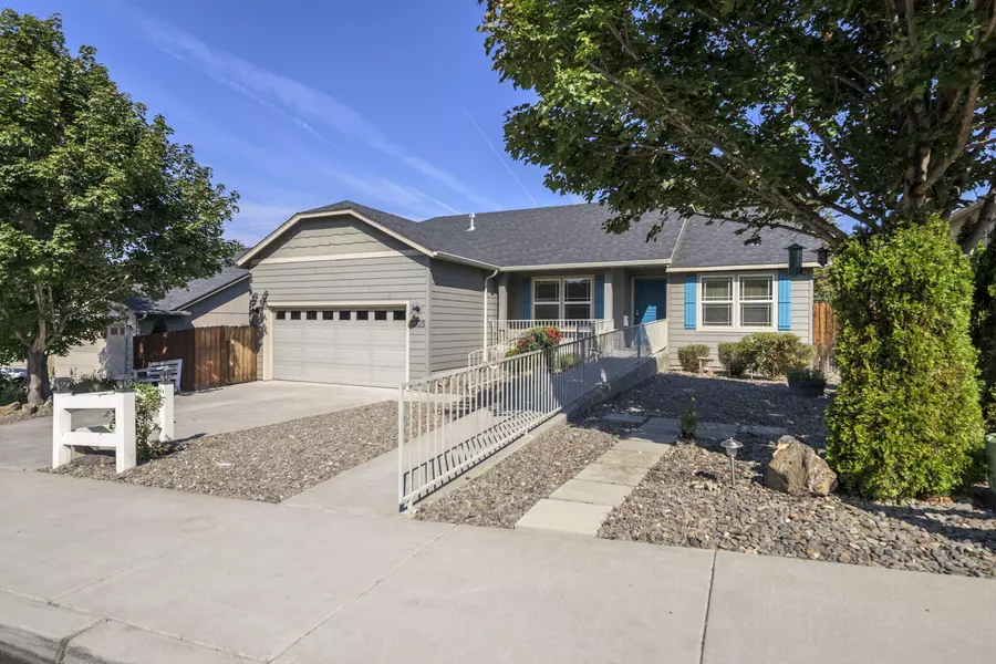 3335 Antler Ridge LN, Redmond, OR 97756