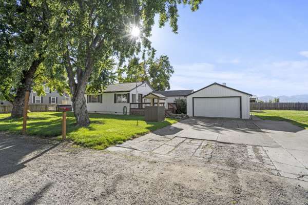 2414 Starlite LN, Medford, OR 97501