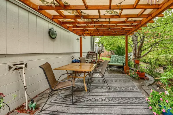 Medford, OR 97504,1556 Angel Crest DR