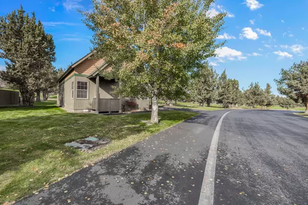 1555 Cinnamon Teal DR, Redmond, OR 97756