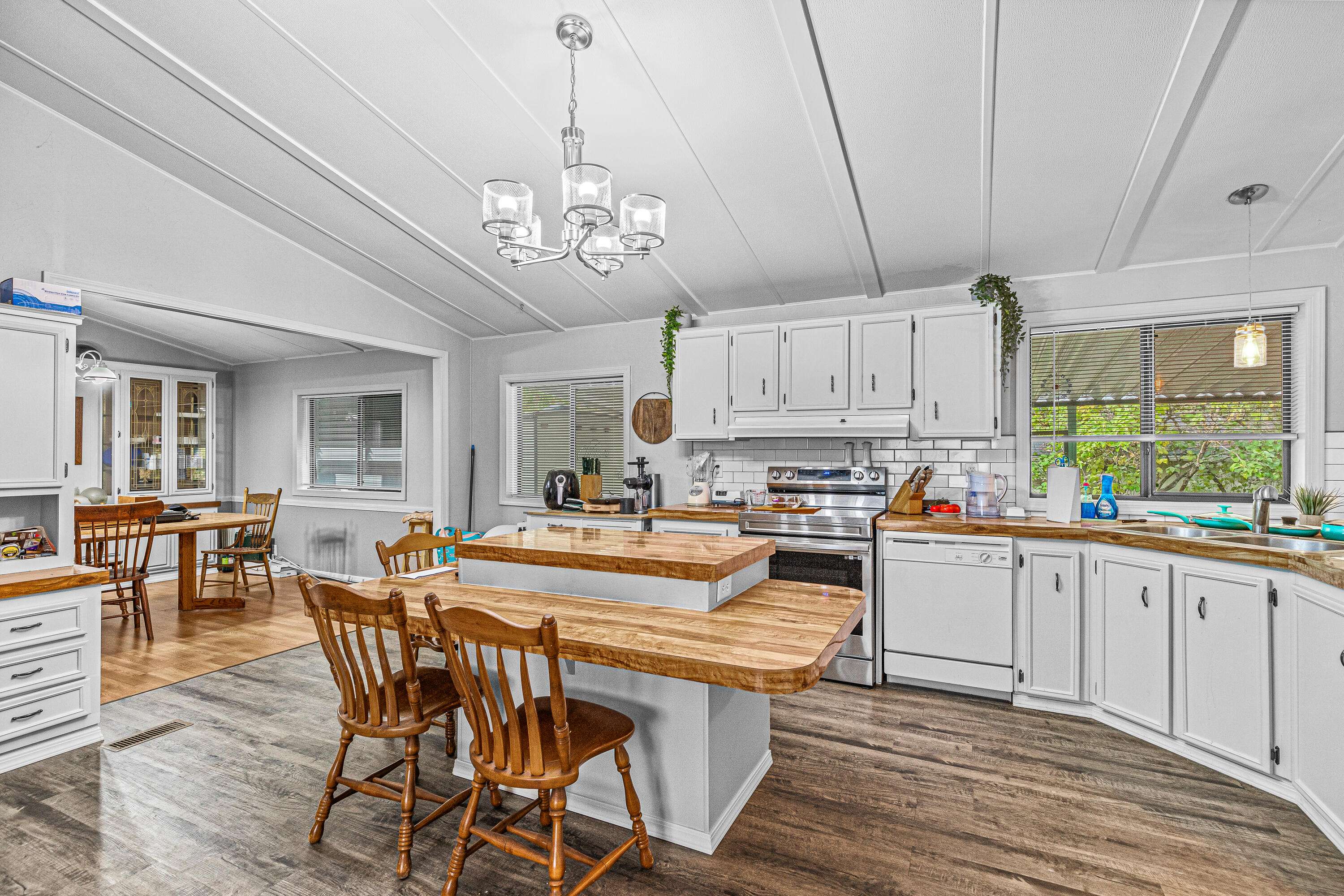380 Bayard DR, Grants Pass, OR 97527