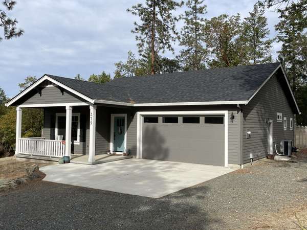 379 Squirrel LN, Jacksonville, OR 97530