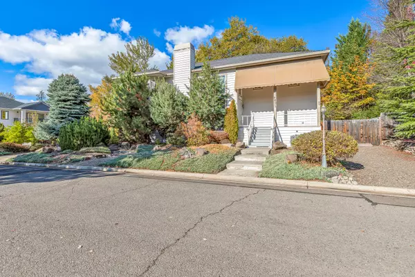 280 Penny LN, Shady Cove, OR 97539