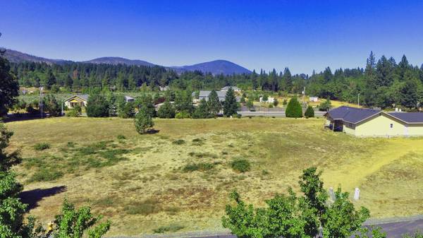 597 Forks CIR, Cave Junction, OR 97523