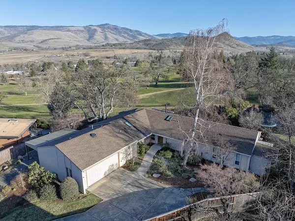 Ashland, OR 97520,742 Fairway CT
