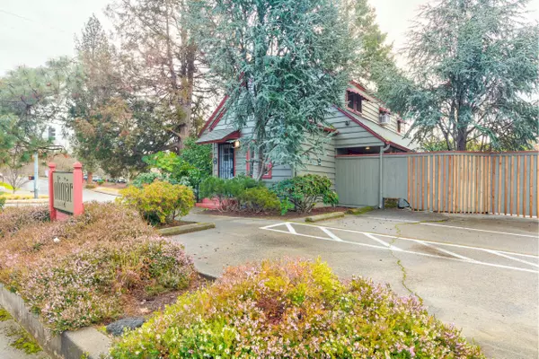 Grants Pass, OR 97526,882 7th ST