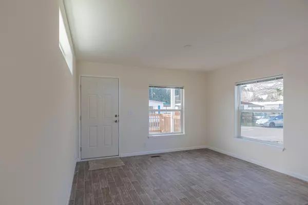 Grants Pass, OR 97526,328 Beechwood DR