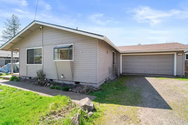 110 Ginny LN, Shady Cove, OR 97539