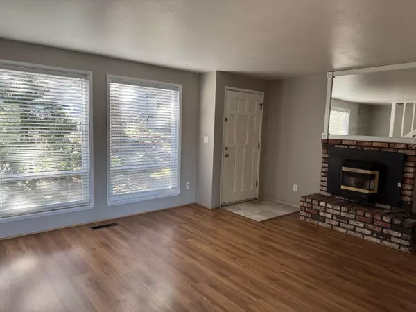 Ashland, OR 97520,323 Glenn ST