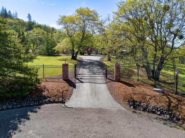 Medford, OR 97504,6776 Laurelcrest DR