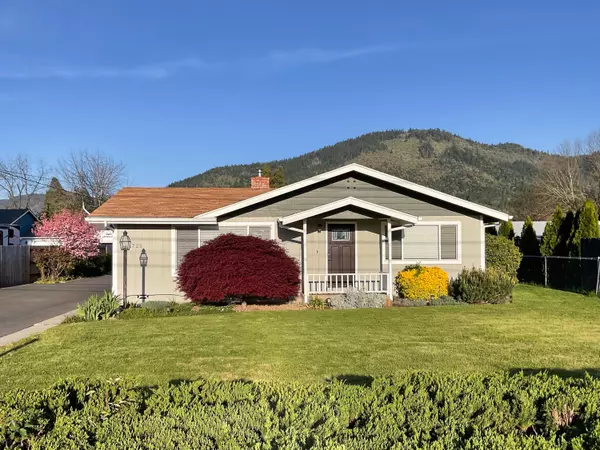 1725 Cloverlawn DR, Grants Pass, OR 97527