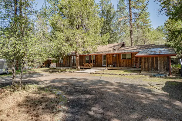 1724 Foots Creek R Fork RD, Gold Hill, OR 97525