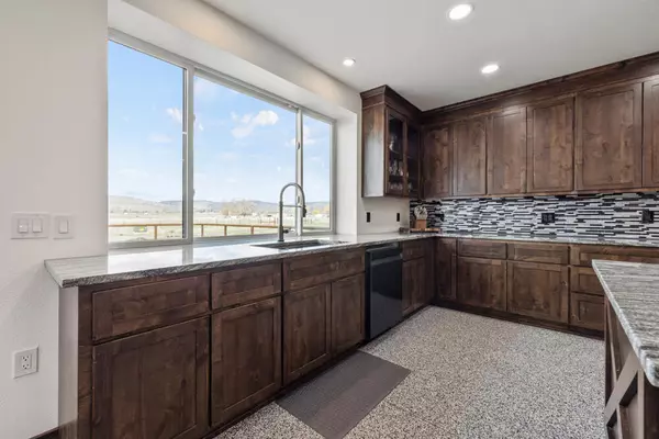 Klamath Falls, OR 97603,6852 Airway DR