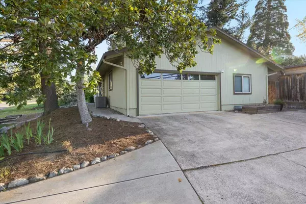 Medford, OR 97504,2406 Lyman AVE