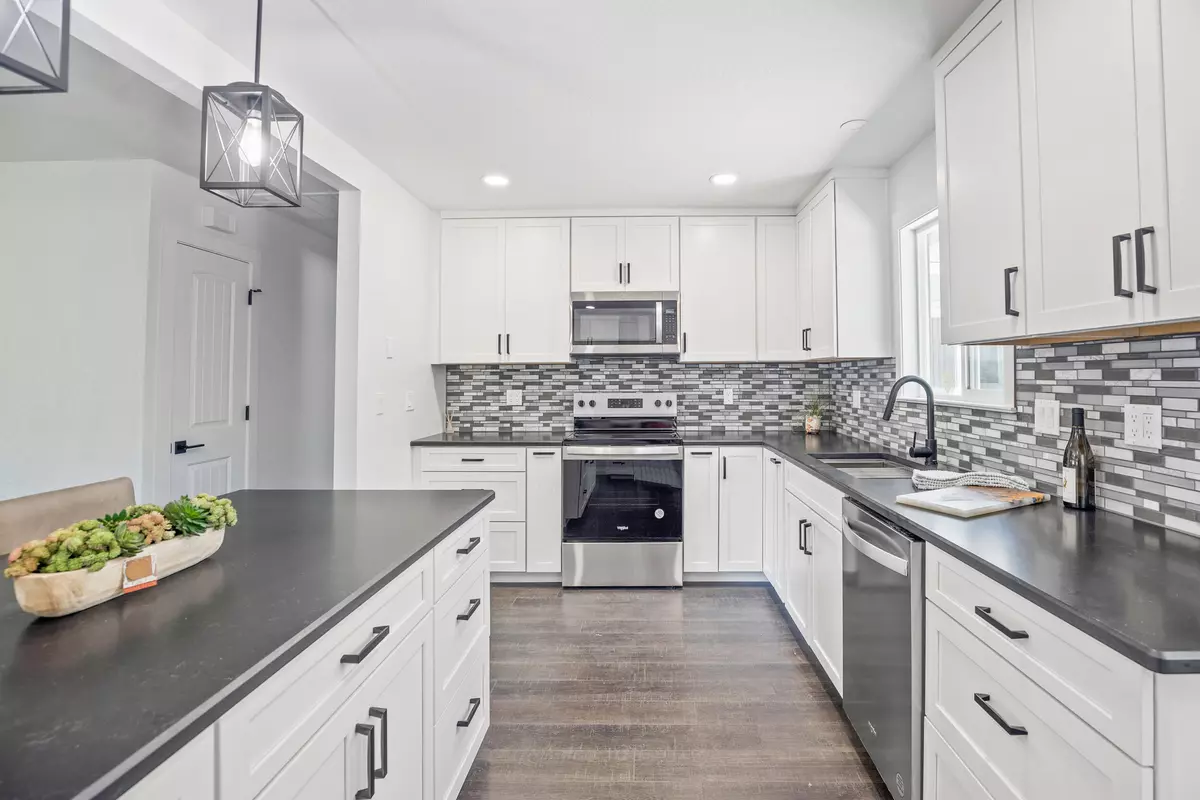 Grants Pass, OR 97527,208 Macnew LN