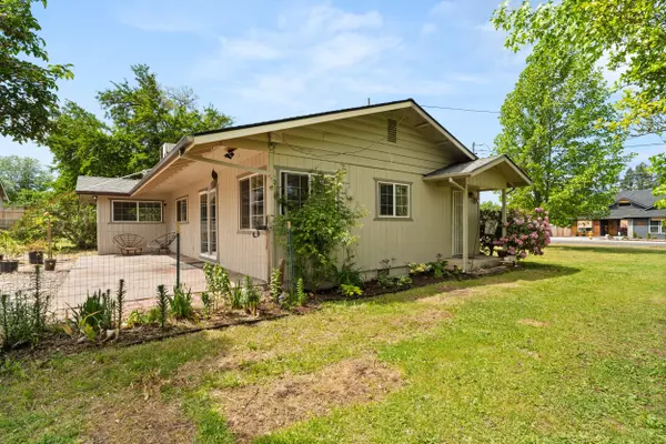 1960 Cloverlawn DR, Grants Pass, OR 97527