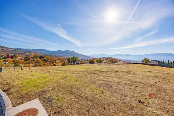 Medford, OR 97504,5637 Springview CT