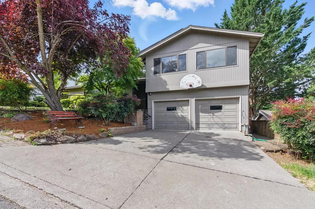 Phoenix, OR 97535,516 Amerman DR