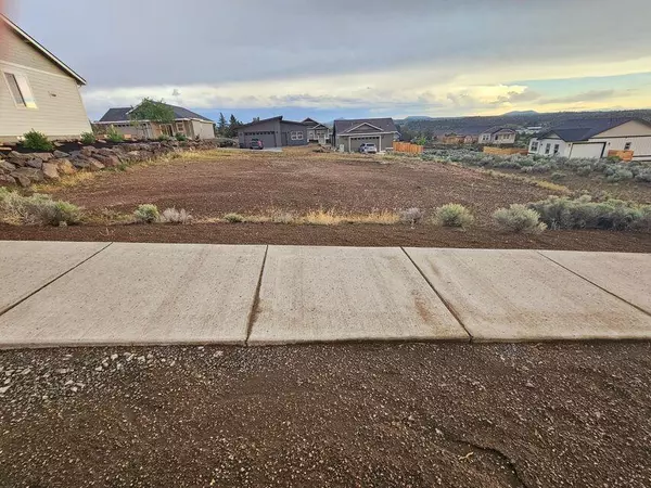 1053 Greenleaf LN, Madras, OR 97741