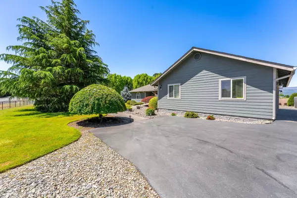 Grants Pass, OR 97527,974 Felicia LN