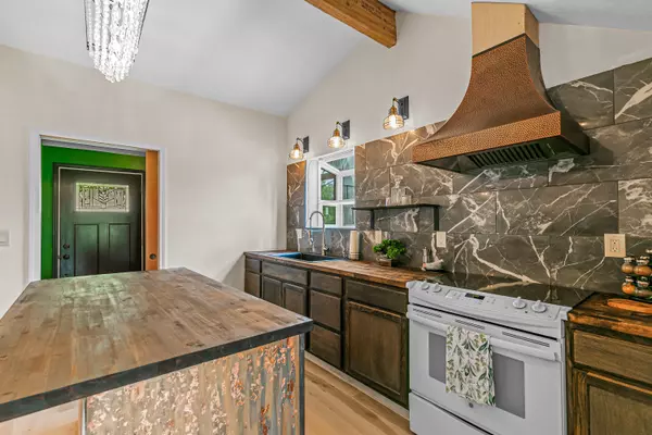 Ashland, OR 97520,220 Nutley ST