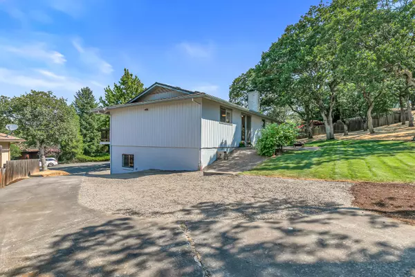 Medford, OR 97504,1560 Cambridge CIR