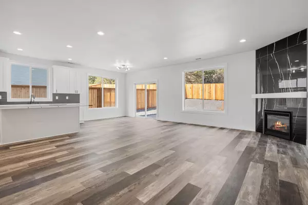 Klamath Falls, OR 97601,1199 Orange Blossom DR