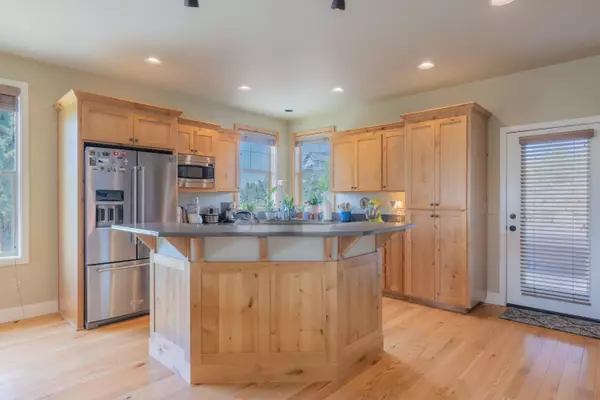 1202 Yarrow AVE, Madras, OR 97741