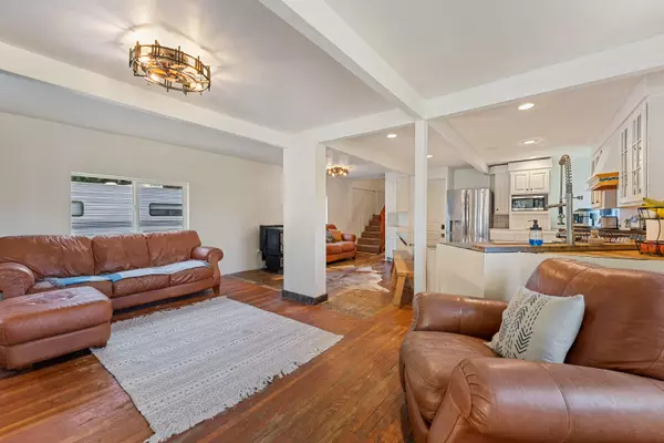 Grants Pass, OR 97526,715 Three Pines RD