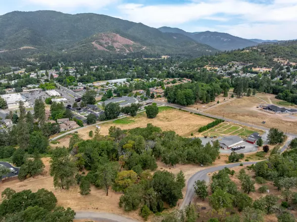 Rogue River, OR 97537,5500 Red Tail LN