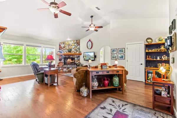 Grants Pass, OR 97526,251 Kaneeta LN