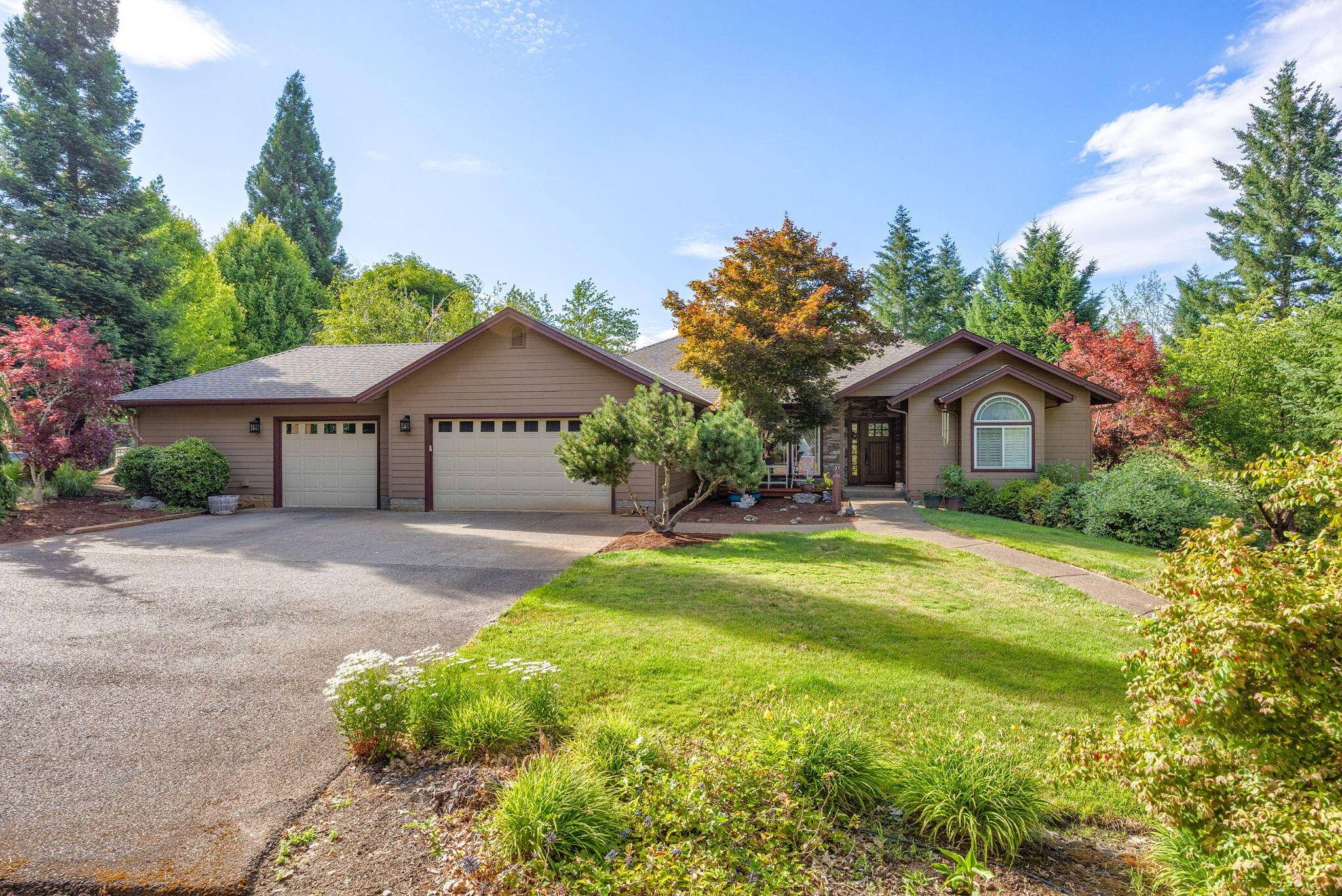 327 Whitestone DR, Grants Pass, OR 97527
