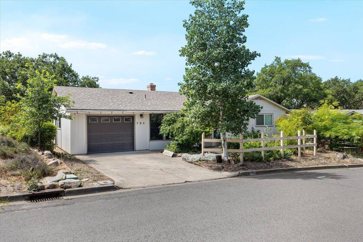 795 Oak Knoll DR, Ashland, OR 97520