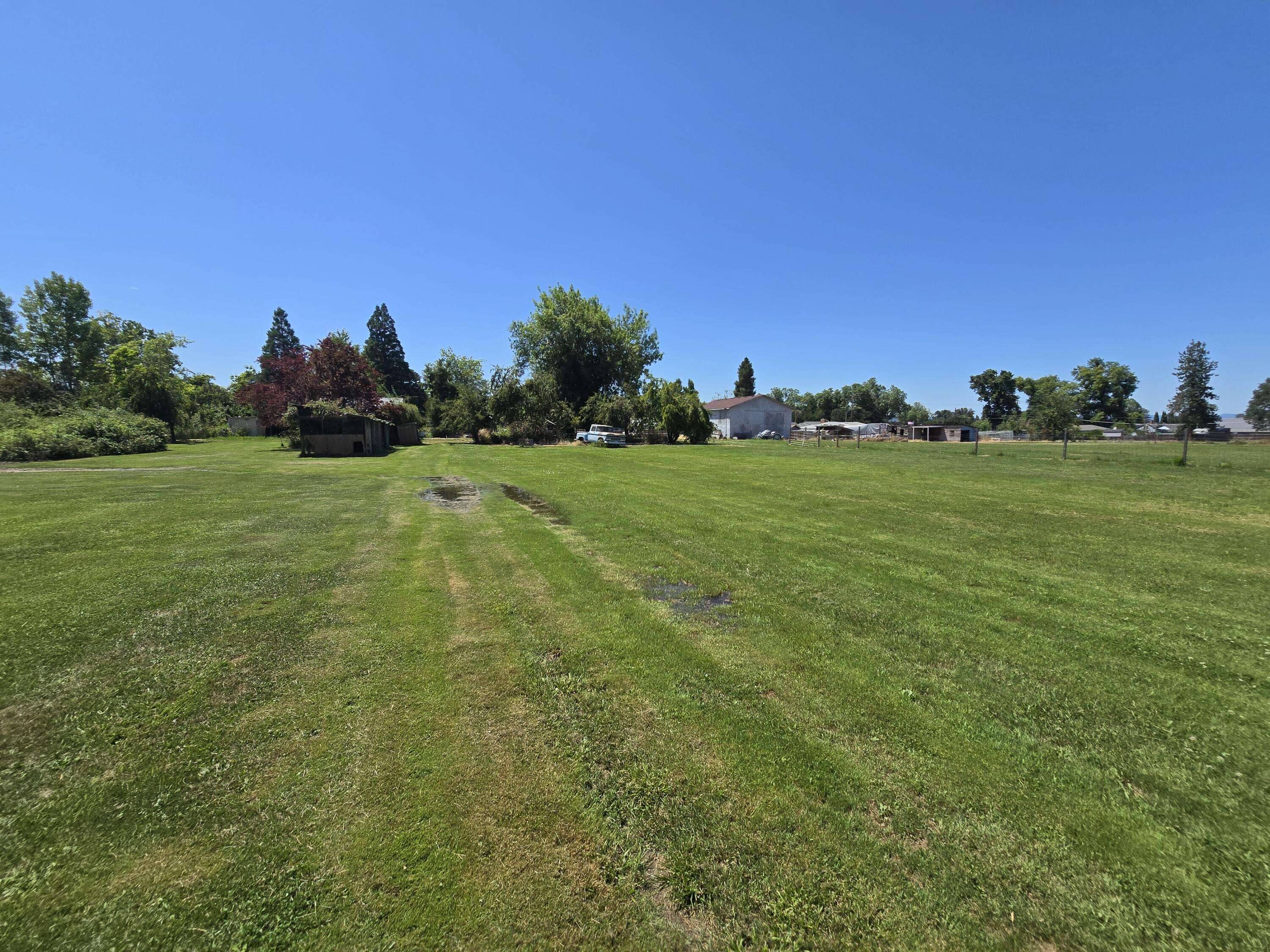 695 Lozier LN, Medford, OR 97501