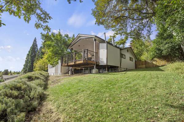 1631 Angel Crest DR, Medford, OR 97504
