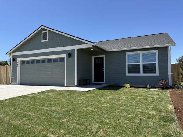 734 Rickenbacker RD, Madras, OR 97741